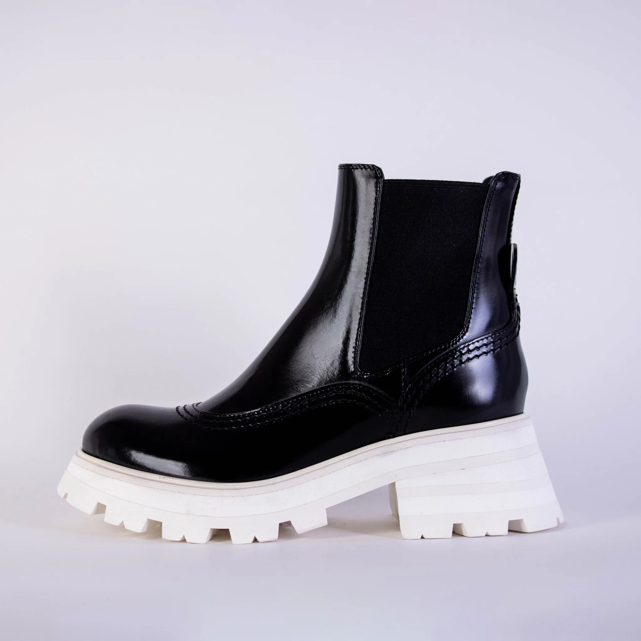 Elegant Leather Chelsea Boots with Flared Sole